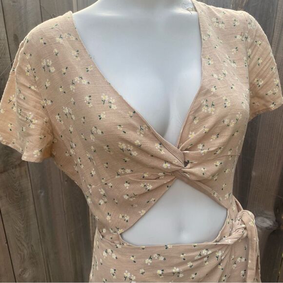 MAJORELLE Evelyn Dress in Tan Ditsy size medium - Picture 8 of 12